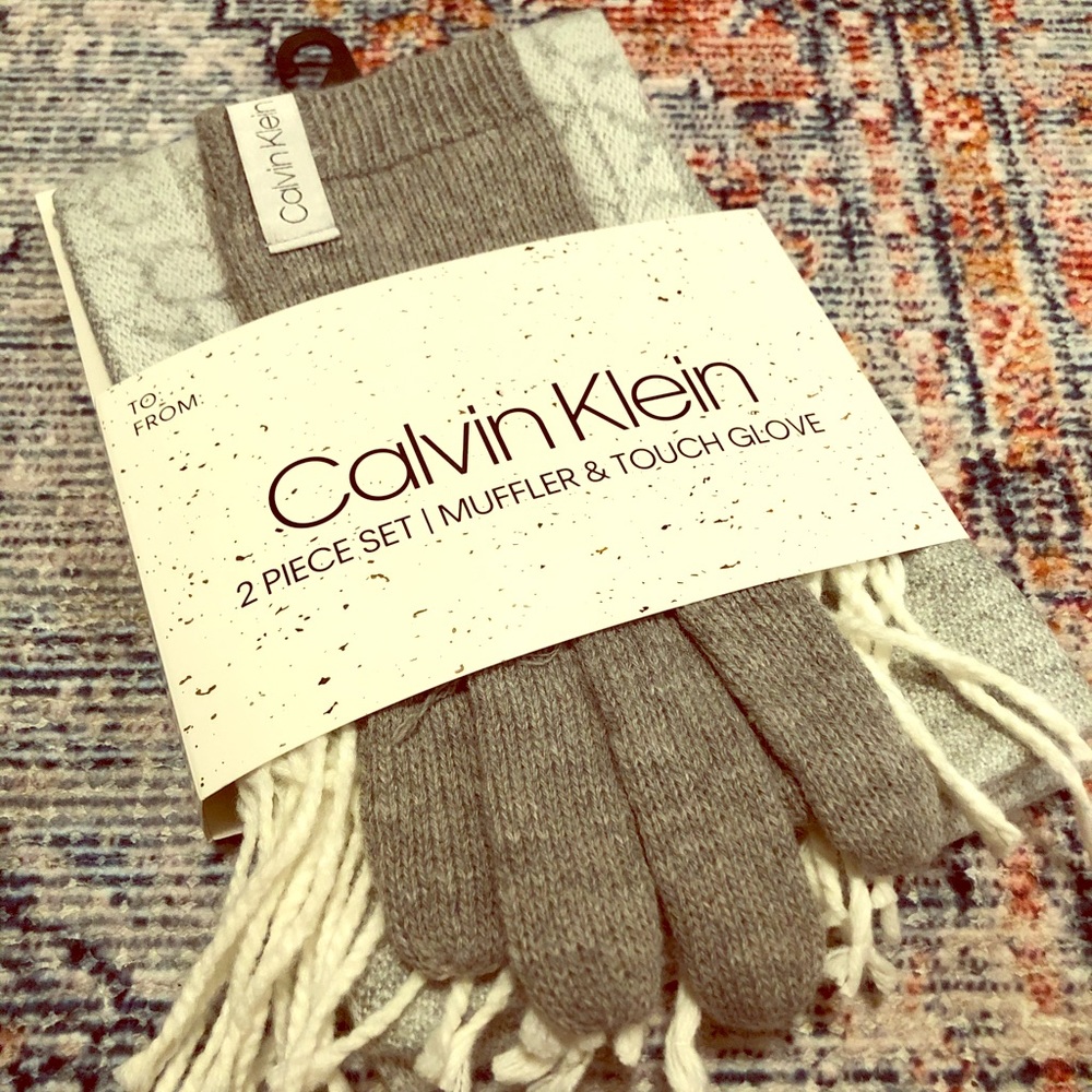 Tech friendly gloves and scarf